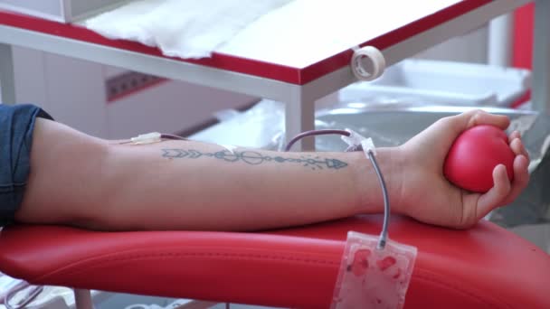 Uma Pessoa Aperta Uma Bola Enquanto Doa Sangue Centro Transfusão — Vídeo de Stock