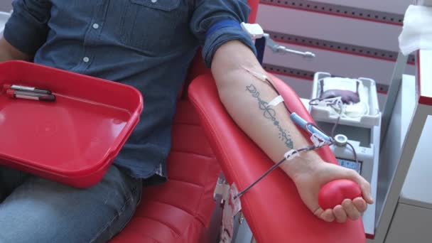 Una Persona Aprieta Una Bola Mientras Dona Sangre Centro Transfusión — Vídeo de stock