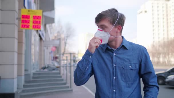 코카서스 남자가 얼굴에 인공호흡기를 조심스럽게 늘어진 곳에서 코로나 바이러스가 유행할 — 비디오