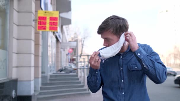 大流行病 一个年轻的游客的肖像 戴着保护面具在街上的护理Exchenge点背景 概念健康和安全 眼镜蛇19头 病毒保护 大流行病期间的经济危机 — 图库视频影像
