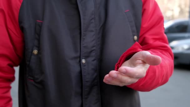 Человек Моет Руки Антисептическим Антибактериальным Жидким Мылом Улице Защитить Коронавируса — стоковое видео