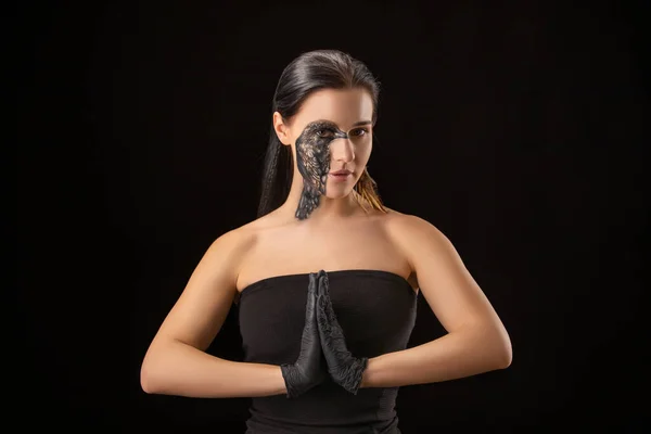 Portret młodej zmysłowej brunetki z czarnym krukiem ptasiej sztuki na twarzy. Kobieta w czarnych rękawiczkach — Zdjęcie stockowe