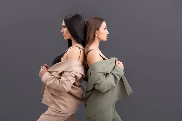정장을 입고 회색 배경 의상을 입은 두 명의 매력적 인 사업가의 패션 인물 — 스톡 사진