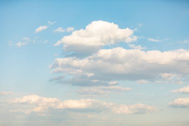 Güzel, beyaz, mavi gökyüzünde seyrek bulutlar