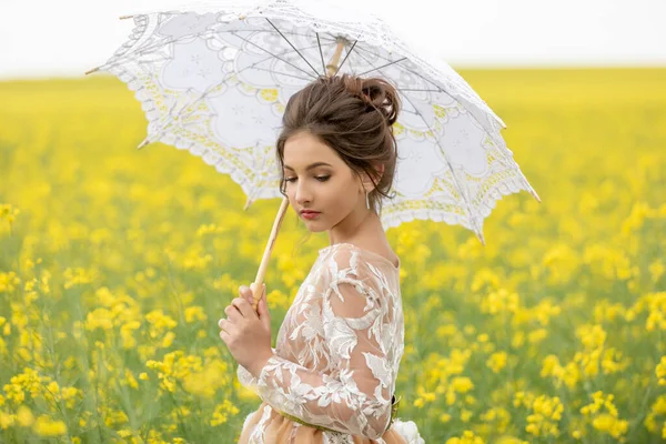 Retrato Menina Bonita Jovem Estilo Retro Sob Guarda Chuva Renda — Fotografia de Stock