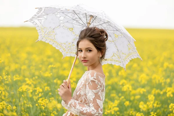 Retrato Menina Bonita Jovem Estilo Retro Sob Guarda Chuva Renda — Fotografia de Stock