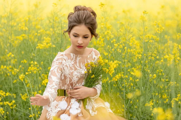 Retrato Menina Bonita Romântica Vestido Colhendo Flores Colza Campo Dia — Fotografia de Stock