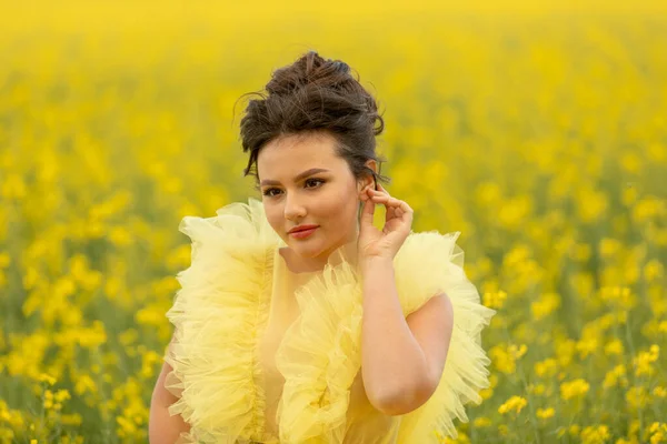 Retrato Menina Adolescente Morena Romântica Vestindo Vestido Amarelo Posando Campo — Fotografia de Stock