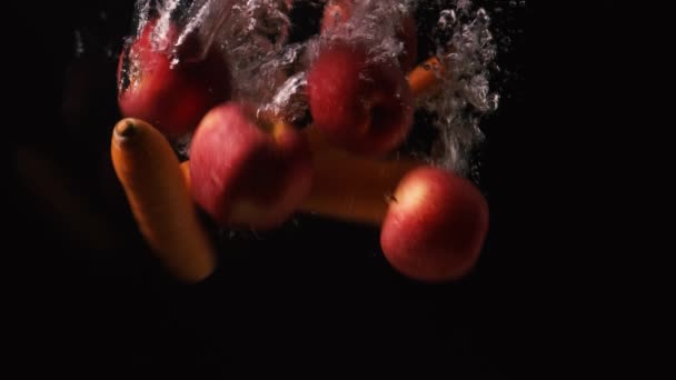 Морковь Amd Яблоки Наливают Воду Замедленной Съемки Черном Фоне — стоковое видео