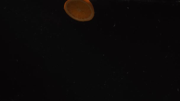 Повільний Рух Знімок Падаючих Частин Цитрусових Воду Чорному Тлі Лимон — стокове відео