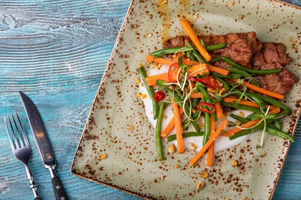 Carne Alla Griglia Con Asparagi Verdi E Carote Piatto Cena Stock Photo 317216866