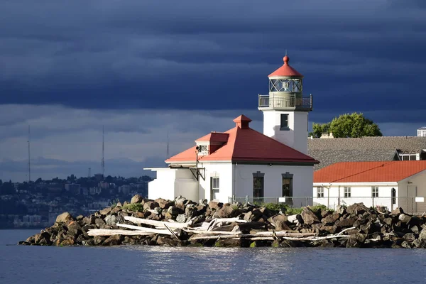 Alki Punt Vuurtoren Dramatische Verlichting — Stockfoto