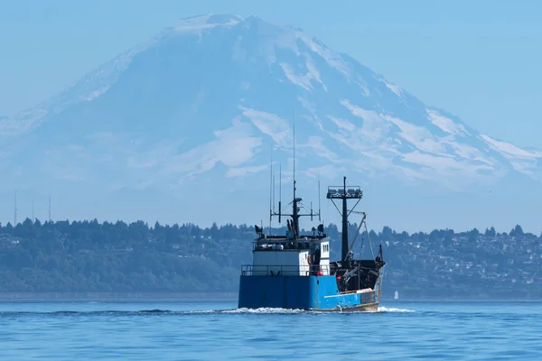 Buque de pesca, Puget Sound y Monte Rainier — Foto de Stock