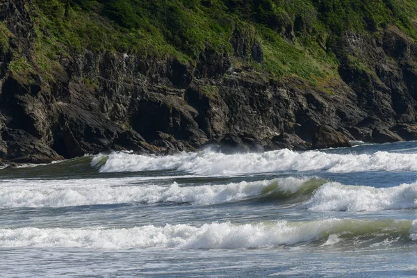 Серфи на первом пляже — стоковое фото