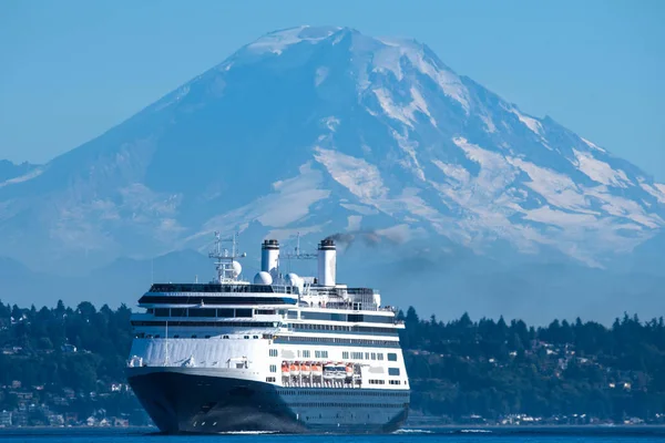 Cruise Ship, Puget Sound, and Mount Rainier — Stock Photo, Image