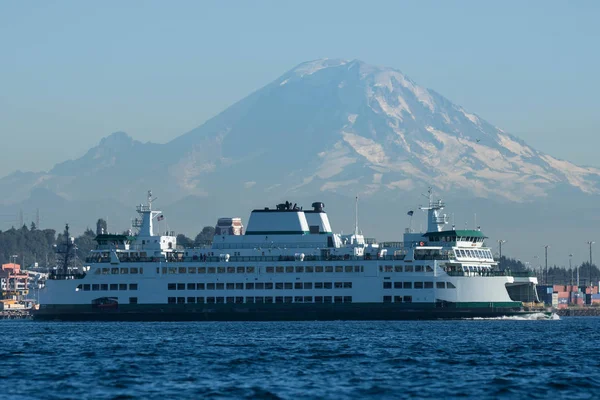 Ferry y Monte Rainier — Foto de Stock