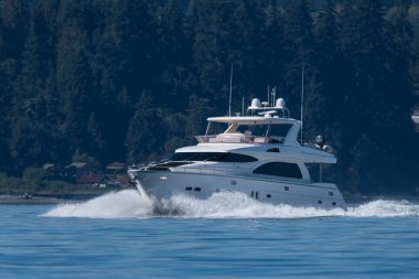 Puget Sound üzerinde motor yat.