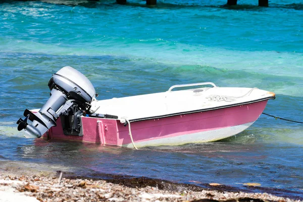 Różowy ponton na plaży — Zdjęcie stockowe