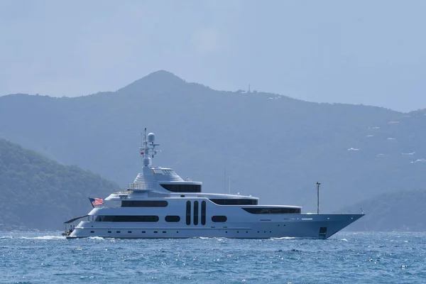 Megayacht underway in British Virgin Islands — Stock Photo, Image