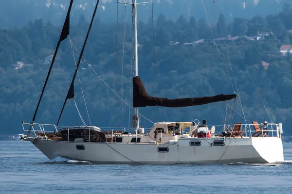 Вітрильна яхта ведеться на Puget Sound — стокове фото