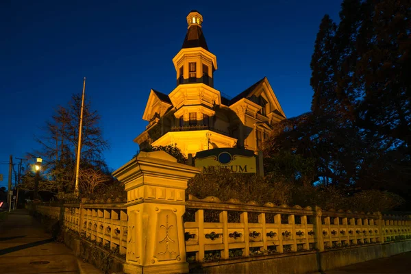 Mansion Museum en el centro de Astoria, Oregon por la noche — Foto de Stock