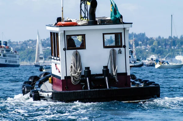 Pequeño remolcador en la bahía Elliott de Seattle — Foto de Stock