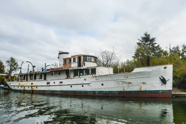 Navire de recherche abandonné sur le marécage d'un bateau à vapeur — Photo