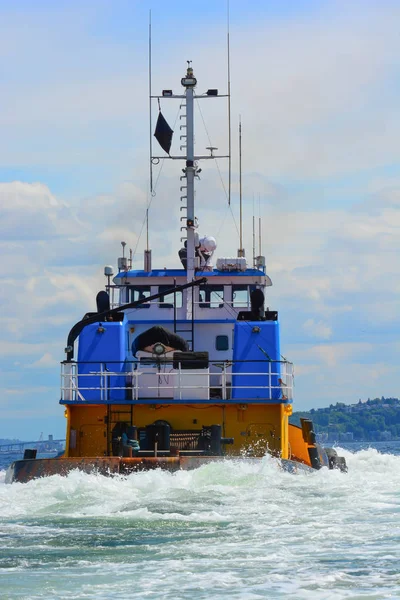 Barco remolcador que hace camino — Foto de Stock