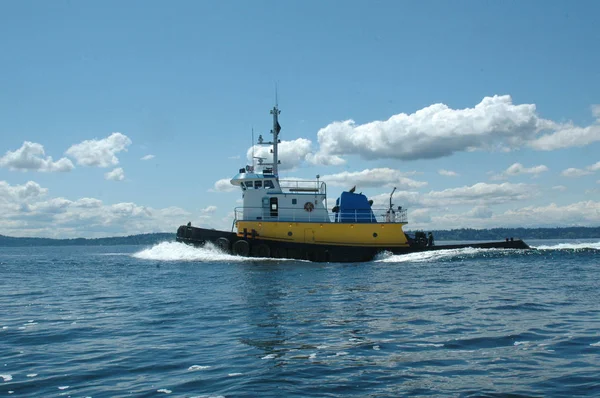 Barco remolcador que hace camino — Foto de Stock