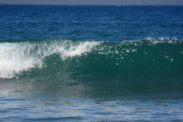 Чистая волна на Тихоокеанском побережье — стоковое фото