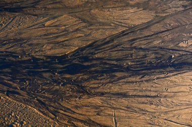 Sahilde kum satırlarında