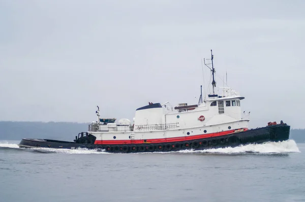 Barco remolcador que hace camino — Foto de Stock