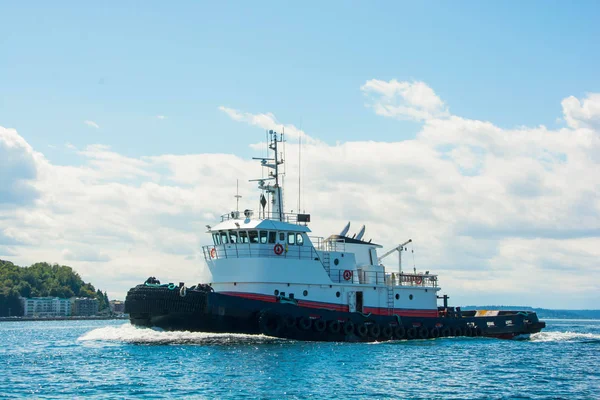 Océano va tirón humeante a casa en Shilshole Bay — Foto de Stock