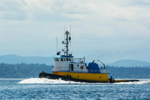 Océano va tirón humeante a casa en Shilshole Bay —  Fotos de Stock