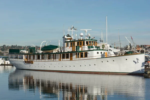 Fantail Yacht en el muelle en Lake Union de Seattle — Foto de Stock