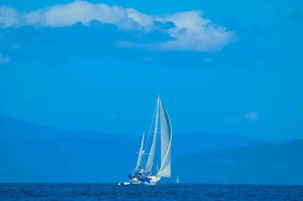 Segelbåtar som når i stegar av Juan Defuca — Stockfoto