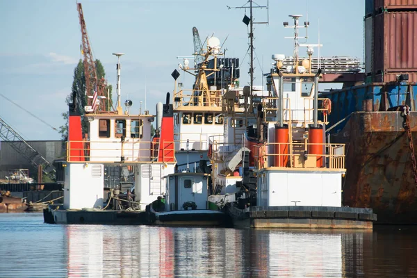 Duwamish Waterway üzerinde yansıma römorkörler