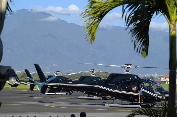 Tour helikopterek a tarmack Maui — Stock Fotó