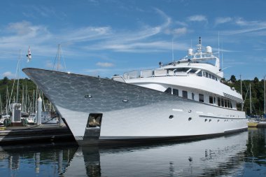Durgun sular Marinada yansıtan Megayacht.