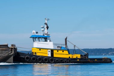 Tug WASP bir mavna itiyor