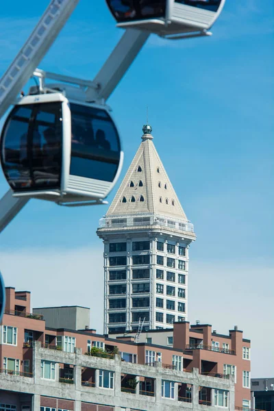 Ruota panoramica sul lungomare di Seattle con Smith Tower a Backgroun — Foto Stock