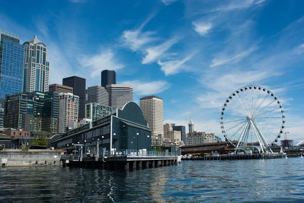 Seattle Citycape in chiaro, giorno blu — Foto Stock