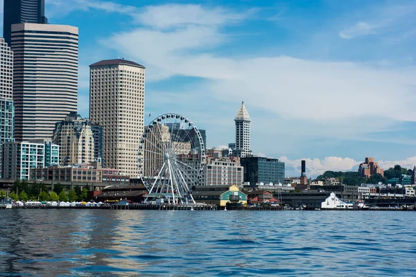 西雅图 Citycape 在晴朗, 蓝色天 — 图库照片