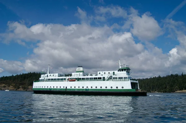 Barco de ferry bajo azul, cielo nublado — Foto de Stock