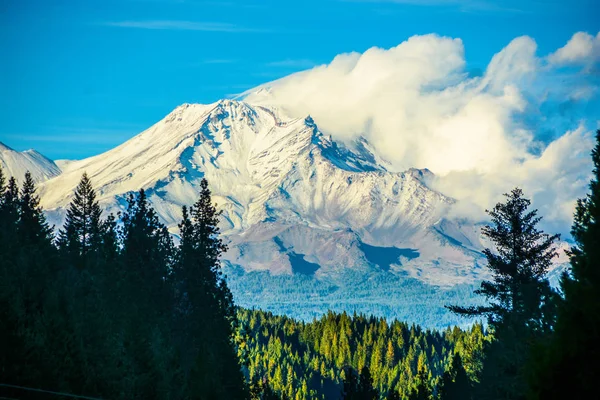 Mt. Shasta con nieve soplando —  Fotos de Stock