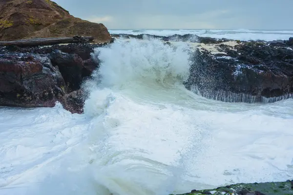 Хвилі, що миють вузький розріз у скелях — стокове фото