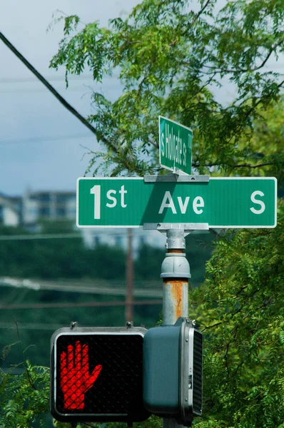 Вулиця і пішохідний знак — стокове фото