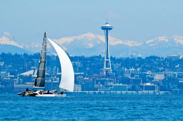 Velero Racing en Elliott Bay — Foto de Stock