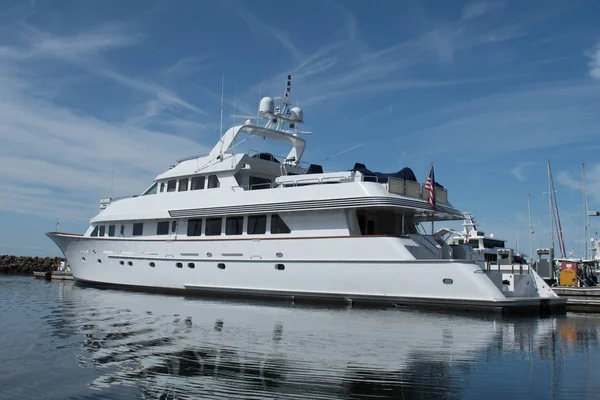 Megayacht réfléchissant sur les eaux calmes de la marina . — Photo