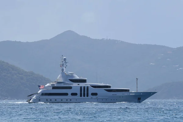 Mega Yacht en cours dans les îles Vierges britanniques — Photo